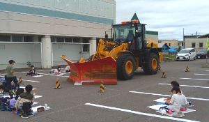社会貢献活動 砂川市空知太小学校 写生会への重機提供